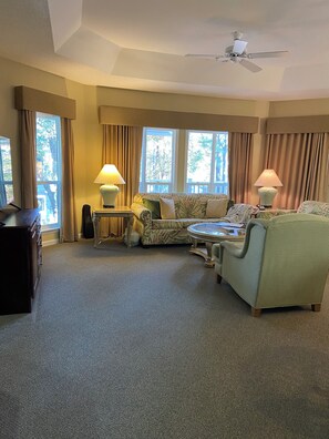 Smart-tv, böcker och en stereo