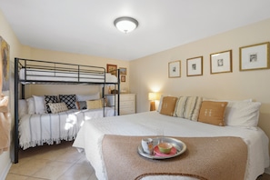 2 habitaciones, escritorio, tabla de planchar con plancha y wifi gratis 