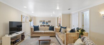 Walk to Jazz Fest- 5 beds, Private Patio, Parking, Grill, King Suite w/TV