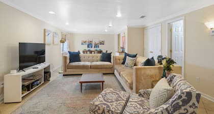 Walk to Jazz Fest- 5 beds, Private Patio, Parking, Grill, King Suite w/TV