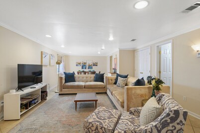 Walk to Jazz Fest- 5 beds, Private Patio, Parking, Grill, King Suite w/TV