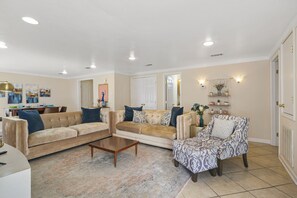 Una Smart TV, libros, una biblioteca de música