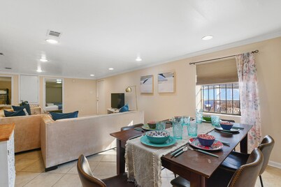 Walk to Jazz Fest- 5 beds, Private Patio, Parking, Grill, King Suite w/TV