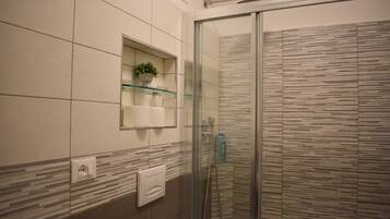 Douche, sĂšche-cheveux, bidet, serviettes fournies