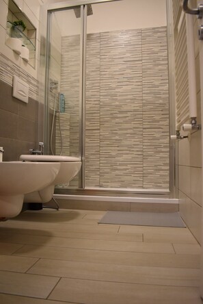 Dusche, Haartrockner, Bidet, Handtücher