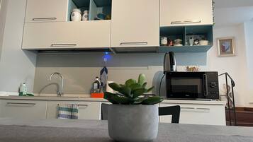 Réfrigérateur, micro-ondes, four, cafetiÚre/bouilloire