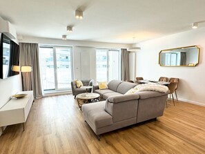 Smart TV - Lake pool view with private beach access Garage (Rogowo)