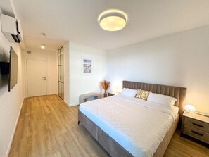 1 bedroom, iron/ironing board, free WiFi, bed sheets - Lake pool view with private beach access Garage (Rogowo)