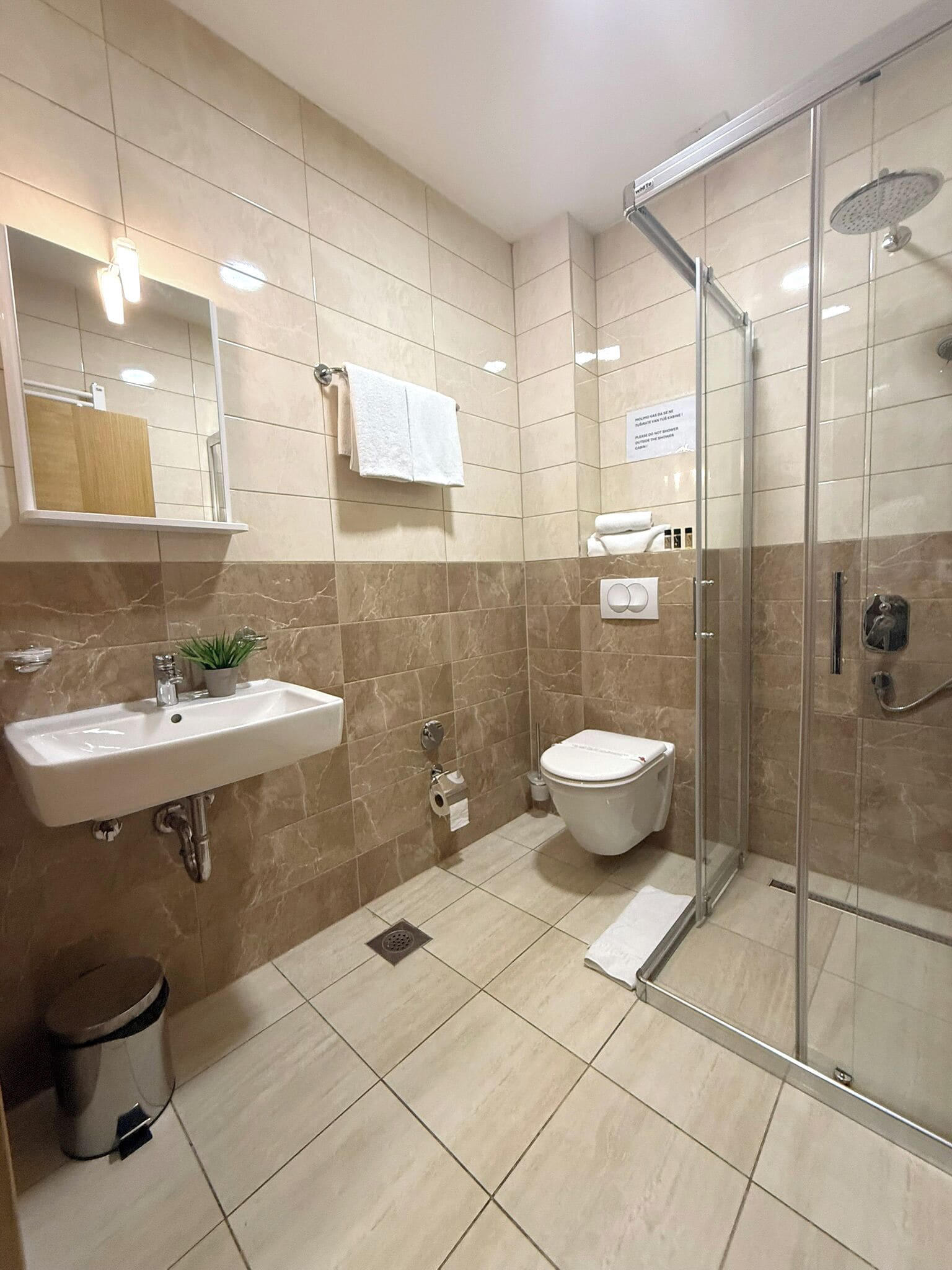 Douche, sèche-cheveux, serviettes fournies, savon