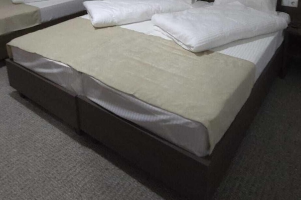 Habitación triple, vista a la alberca | Caja de seguridad en la habitación, escritorio y cortinas blackout