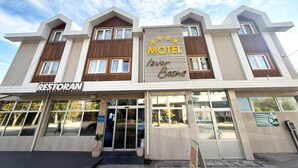 Un edificio con un'insegna per un motel e un ristorante.