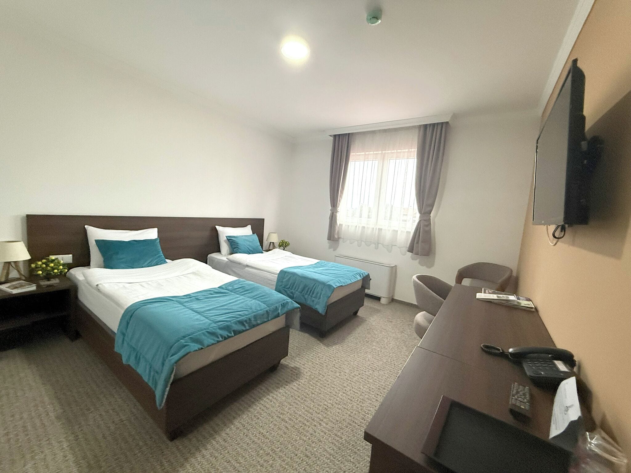 Dobbelt- eller tomannsrom, ikke-røyk | Safe på rommet, skrivebord, blendingsgardiner og lydisolert