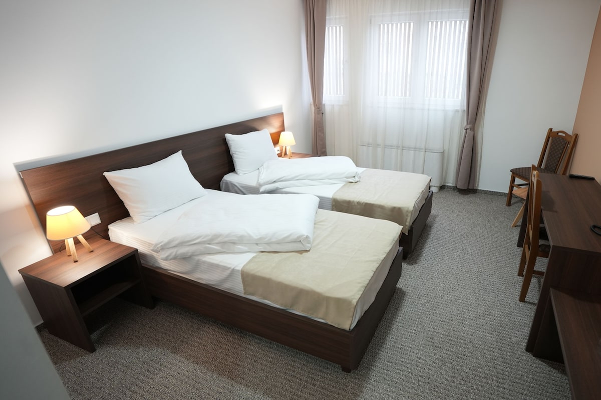 Camera con letto matrimoniale o 2 letti singoli, non fumatori | Una cassaforte in camera, una scrivania, tende oscuranti