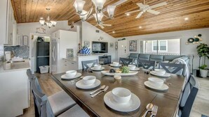 Una cocina moderna con comedor, techo de madera y decoración contemporánea.