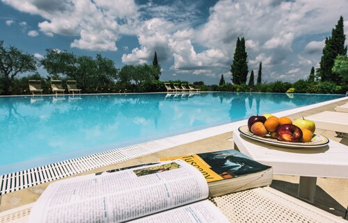 Apartment between Pisa and Florence in Farmhouse with Swimming Pool