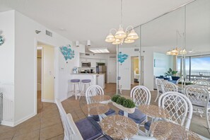 Una cocina moderna con armarios blancos, microondas y cafetera.