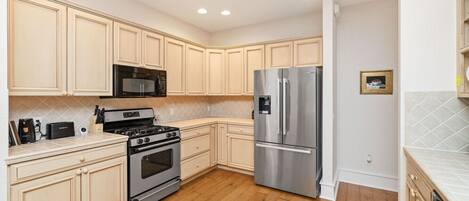 Réfrigérateur, four à micro-ondes, un four, surface de cuisson