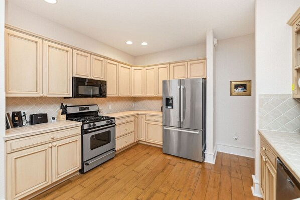 Een koelkast, een microgolfoven, een oven, een kookplaat