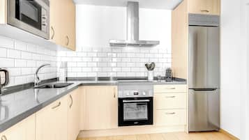 Frigorífico, microondas, horno y placa de cocina