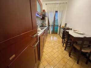 Fridge, microwave, oven, stovetop - Dimora Dora, apartment in the heart of Agrigento, furnished and equipped with everything (Agrigento)
