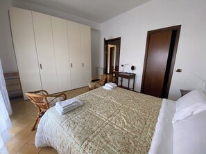 2 habitaciones, tabla de planchar con plancha, wifi y ropa de cama 