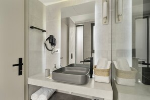 Dusj, hårføner og håndklær