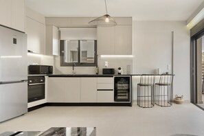 雪櫃、微波爐、焗爐、爐具