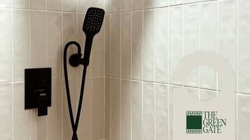 Douche, sèche-cheveux, bidet, serviettes fournies