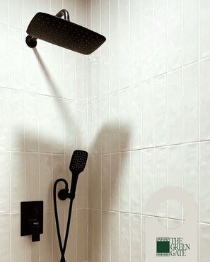 Dusche, Haartrockner, Bidet, Handtücher