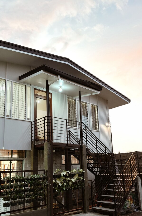 Exterior detail - 4-Bedroom House in Baguio City with Parking. Pet-friendly! (Baguio City)