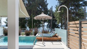 A pool area with a lounge chair, a sun umbrella, and a showerhead. - Villa 'Mella Roa -  Onyx' with Sea View, Wi-Fi and Air Conditioning (?e???????)