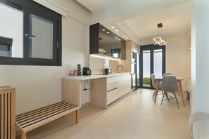 ثلاجة، ميكروويف، فرن، موقد طهي مسطح