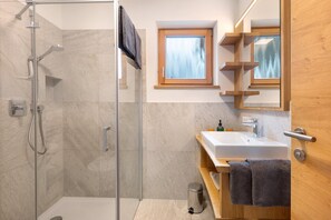 Douche, sèche-cheveux, serviettes fournies