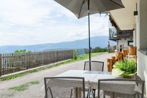 Outdoor dining - Apartment 'Schmetterling' with Mountain View, Shared Terrace and Wi-Fi (Seis)