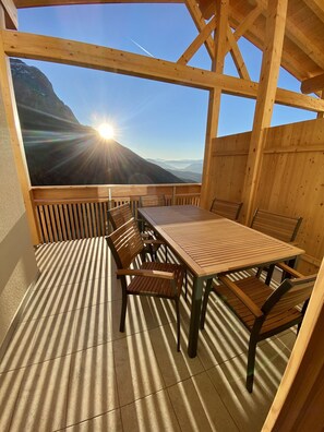 Outdoor dining - Apartment 'Wiesenduft' with Mountain View, Private Terrace and Wi-Fi (Seis)