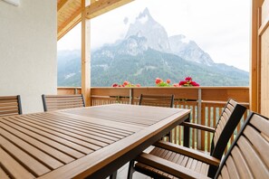 Outdoor dining - Apartment 'Wiesenduft' with Mountain View, Private Terrace and Wi-Fi (Seis)