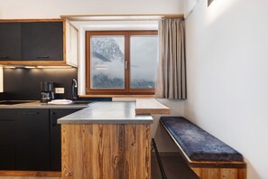 Fridge, stovetop, dishwasher, coffee/tea maker