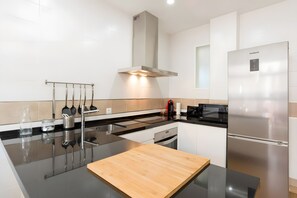 Fridge, microwave, oven, stovetop - Apartment 'Quiet, Bright and Central' with Shared Terrace, Wi-Fi and Air Conditioning (Málaga)