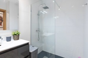 Douche, sèche-cheveux, serviettes fournies