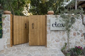 A wooden gate with a stone wall and a sign with the name 'ellex' on it. - Elea 1 - Modern, comfortable furnishings, close to the beach (Ierissos)