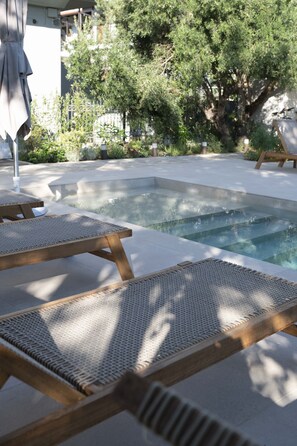 A pool area with lounge chairs and a pergola. - Elea 1 - Modern, comfortable furnishings, close to the beach (Ierissos)