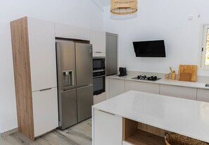 Refrigerador, microondas, horno y lavavajillas 