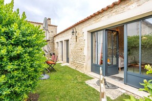 Terrace/patio - The Chai de la Lumineuse – Authentic Home in Saint-Pierre-d'Oléron, Tranquility & Comfort (SAINT PIERRE D'OLERON)