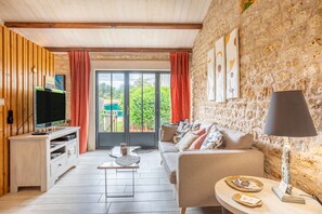 TV, DVD player - The Chai de la Lumineuse – Authentic Home in Saint-Pierre-d'Oléron, Tranquility & Comfort (SAINT PIERRE D'OLERON)