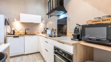 Réfrigérateur, micro-ondes, four, plaque de cuisson