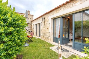 Terrace/patio - The Chai de la Lumineuse – Authentic Home in Saint-Pierre-d'Oléron, Tranquility & Comfort (SAINT PIERRE D'OLERON)