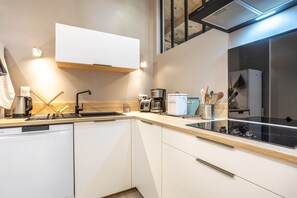 Fridge, microwave, oven, stovetop - The Chai de la Lumineuse – Authentic Home in Saint-Pierre-d'Oléron, Tranquility & Comfort (SAINT PIERRE D'OLERON)