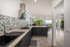 Fridge, microwave, oven, stovetop - Villa Yali – 4 Bedrooms | Pool & Sea View | Guadeloupe (Le Gosier)