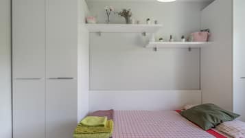 3 bedrooms, iron/ironing board, WiFi (free), bed sheets