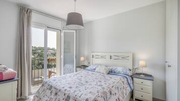3 bedrooms, iron/ironing board, free WiFi, bed sheets